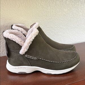 NWT, Easy Spirit Turner Soeasy Slip-on Booties in Vegan Leather.